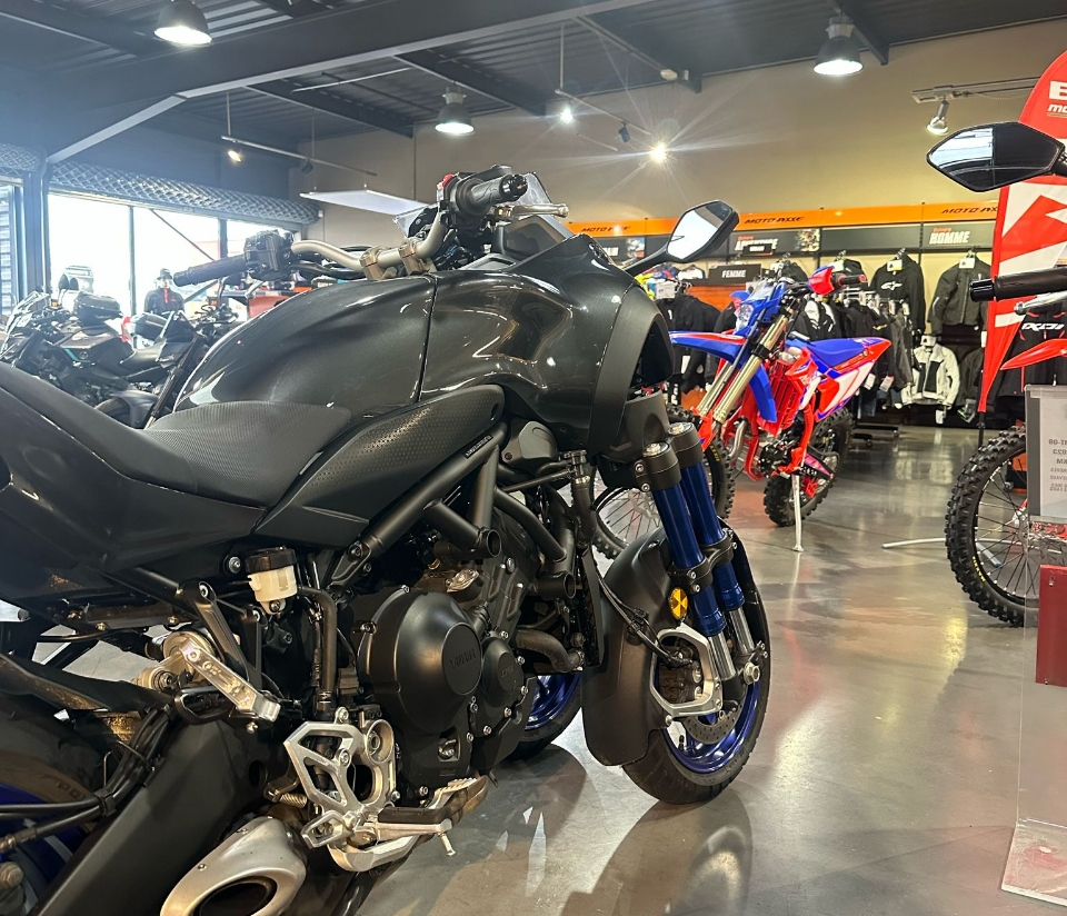 Moto Yamaha en présentation dans la boutique Claudet Moto à Pau